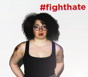 Ein Foto der Hate is random Kampagne von bOJA. Auf dem Foto befindet sich eine Frau, oberhalb von ihr ist hashtag fighthate eigeblendet.