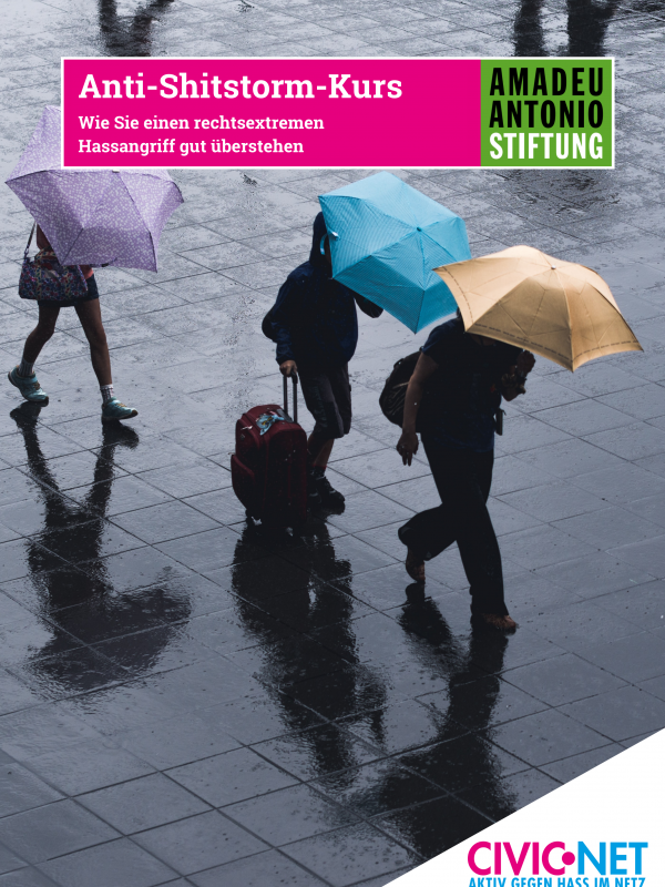 Menschen auf grauem, nassem Boden mit bunten Regenschirmen. Oben Steht: Anti-Shitstorm-Kurs. Rechts: Amadeu Antonio Stiftung.