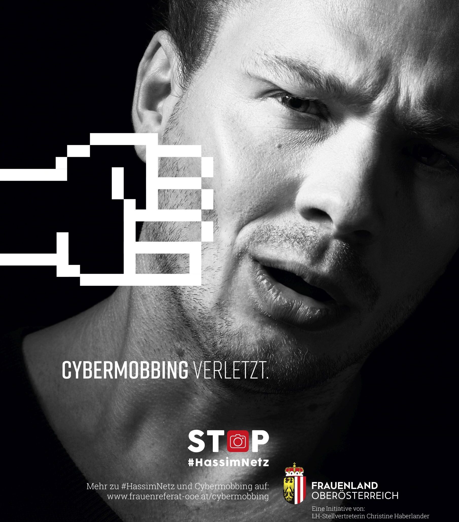 Ein Bild von einem Mann, der von einer Illustrierten verpixelten Hand einen Faustschlag ins Gesicht bekommt. Darunter steht Cybermobbing verletzt und Stop Hass im Netz