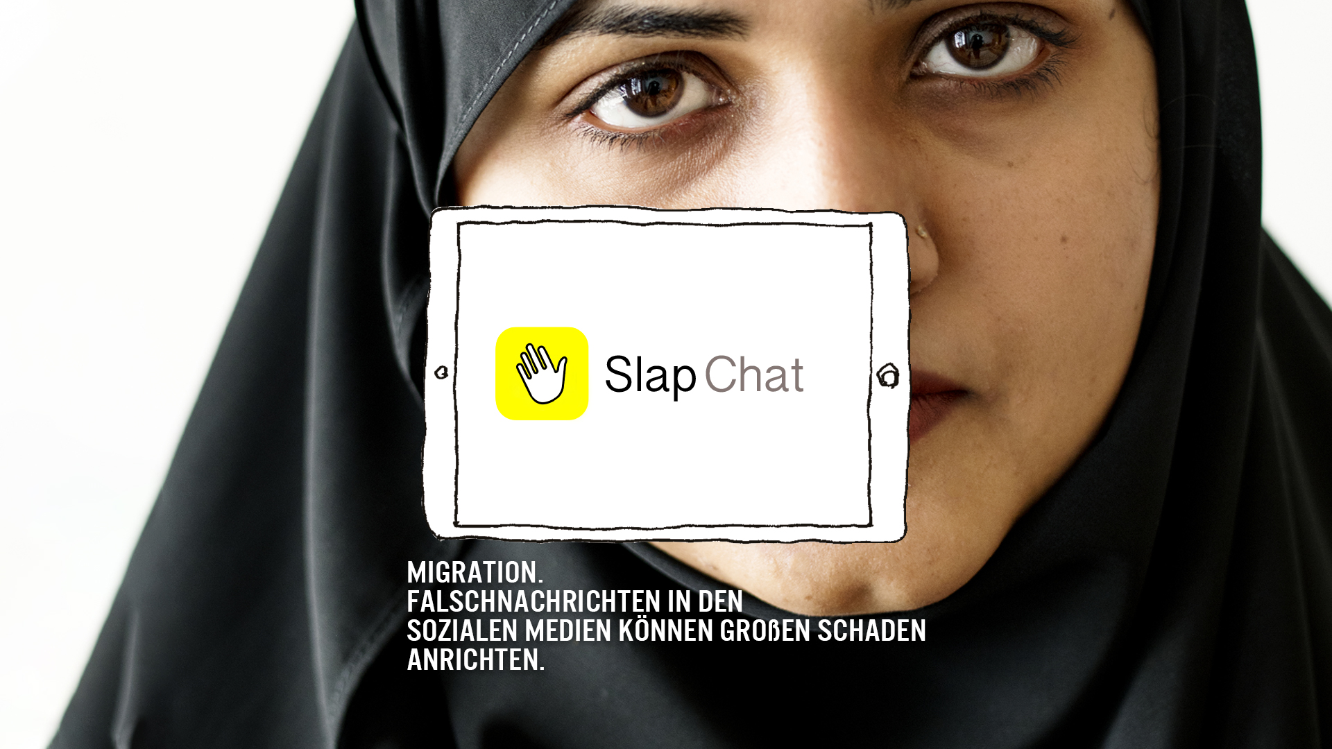 Das Bild einer Frau mit Hijab. Davor ein illustriertes Ipad mit dem Schriftzug "SlapChat" und links daneben eine flache Hand in einem gelben Viereck. Unter dem IPad steht "Migration. Falschnachrichten in den sozialen Medien können großen Schaden anrichten"