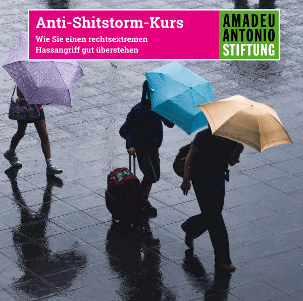 Personen auf der Straße mit Regenschirmen. Darüber steht "Anti-Shitstorm-Kurs Wie Sie einen rechtsextremen Hassangriff gut überstehen." Rechts daneben ist das logo der Amadeu Antonio Stiftung