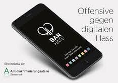 Bild eines Handys mit dem Logo der App Ban Hate am Bildschirm. Rechts oben daneben steht offensive gegen digitalen Hass. Rechts unten daneben ist das Logo der Antidiskriminierungsstelle Steiermark.