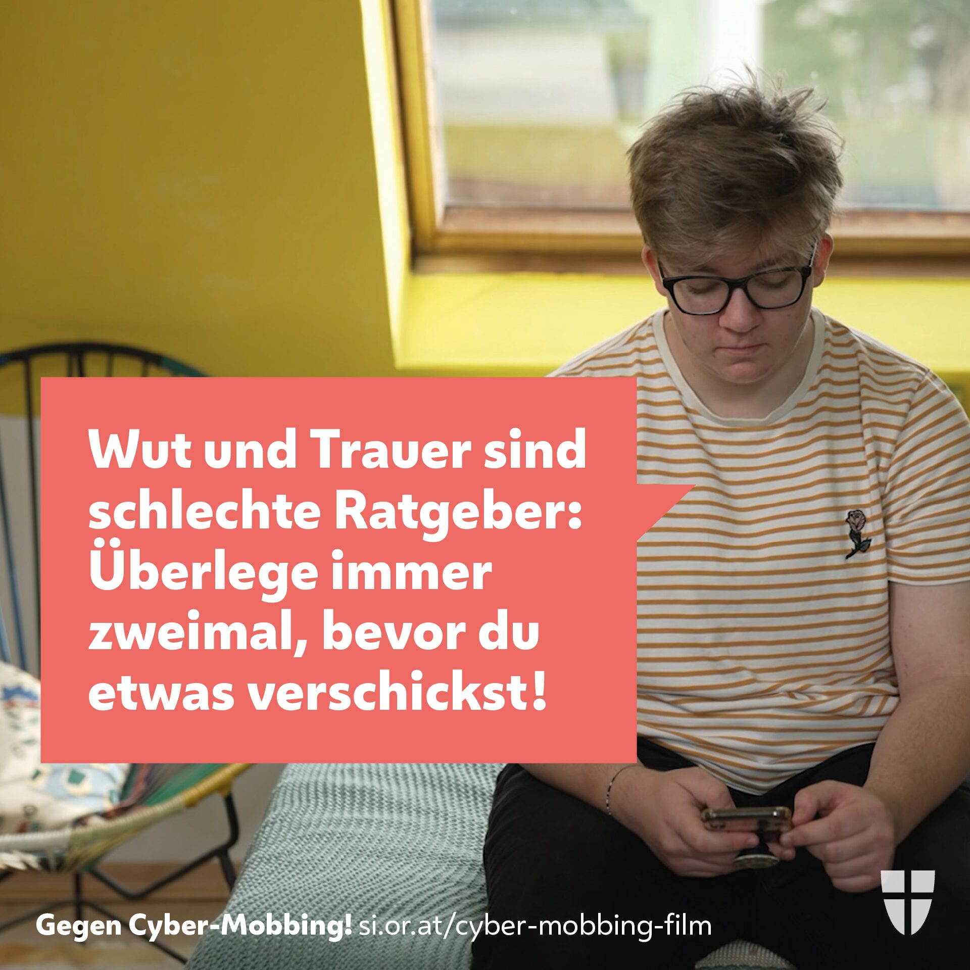Bild von einer Person die auf dem Bett sitzt und unglücklich aufs Handy schaut. Daneben eine Sprechblase mit den Worten "Wut und Trauer sind schlechte Ratgeber: Überleg immer zweimal, bevor du etwas verschickst!"