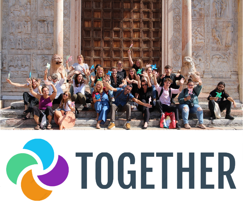 Das Bild von einer Personengruppe, die auf der Stiege vor einem alten Gebäude sitzen und die Hände in die Höhe strecken. Darunter ist das Logo "Together".